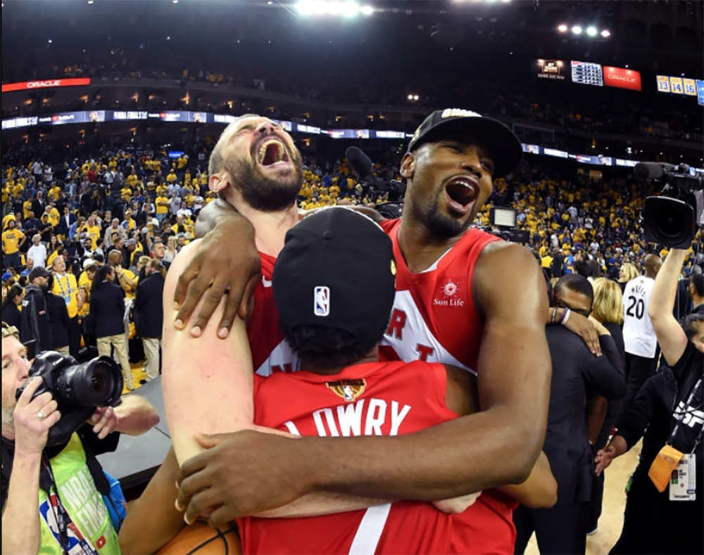 Khi Toronto Raptors, đội bóng chẳng ai nghĩ sẽ có thể vô địch NBA đã leo lên đỉnh của thế giới bóng rổ